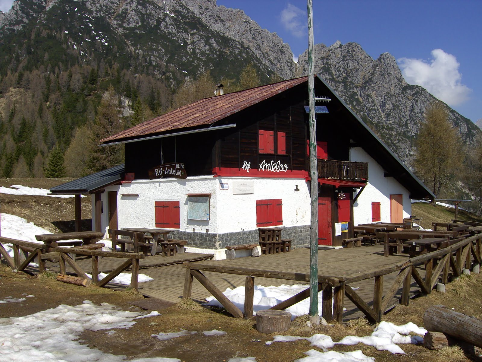 AL RIFUGIO ANTELAO (1796 m)